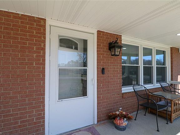 5th image of 300 Abbotts Ave