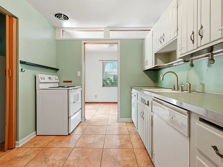 1038 NE 21st Ave — Photo 10