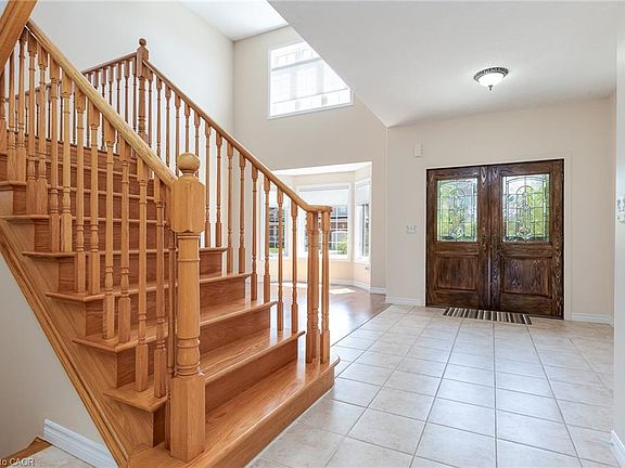 4th image of 135 Schweitzer Cres