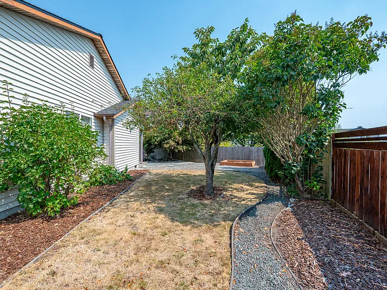 418 SW Erie Cir — Photo 23