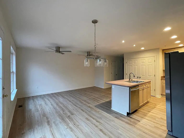 1123 Lindsay Ln — Photo 13
