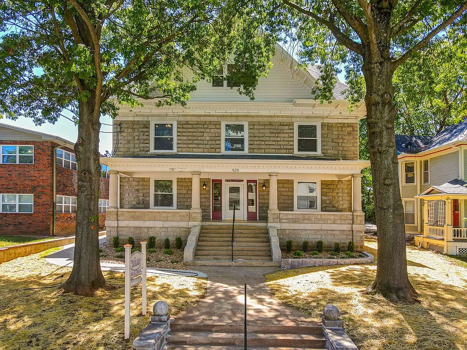 920 E Walnut St