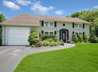 7 Central Woods Ln, Brookhaven, NY 11719