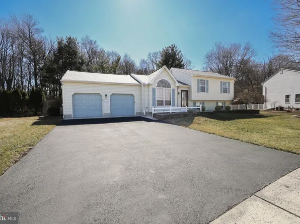 16 Carey Cir, Burlington, NJ 08016