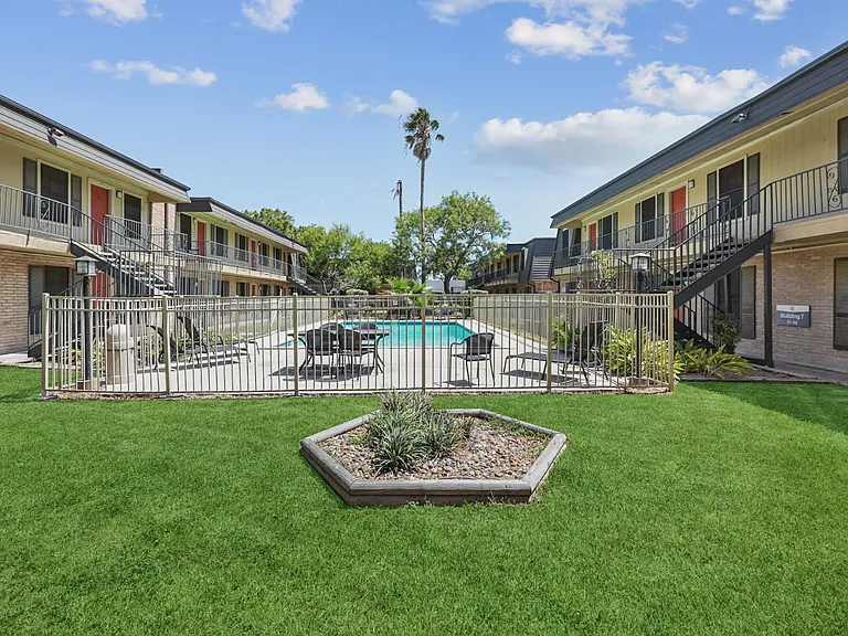 Alameda Apartments — Photo 1