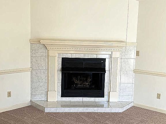 Corner fireplace w/gas logs