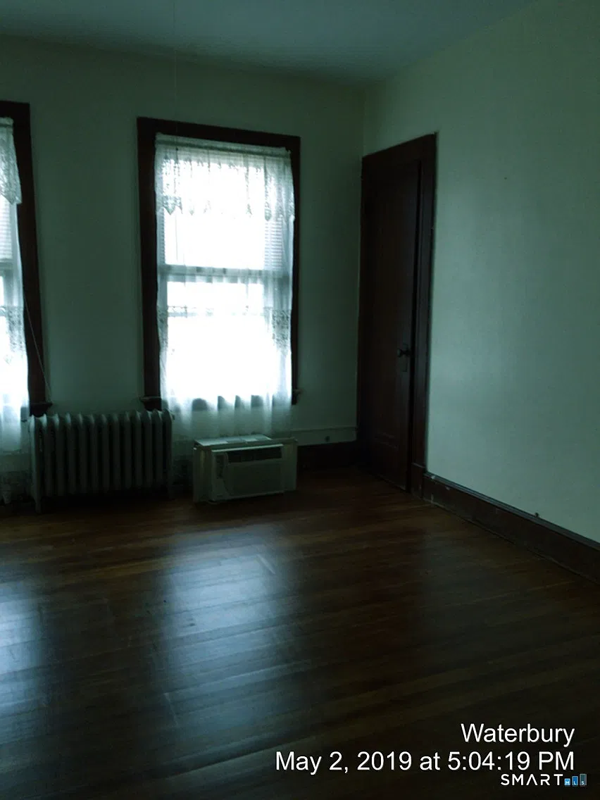 3 bed, 1.0 bath, 4007 sqft, $1,650 — Photo 2