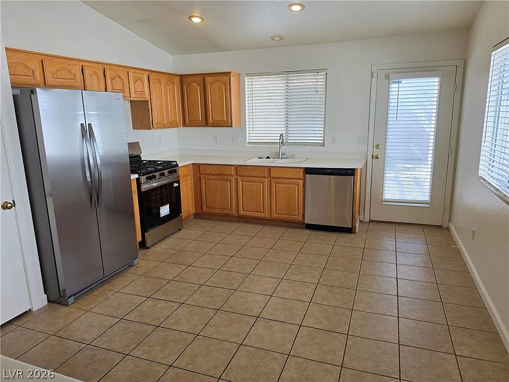 3 bed, 2.0 bath, 1266 sqft, $1,950 — Photo 4