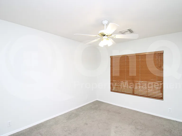 913 E Gary Ln — Photo 16
