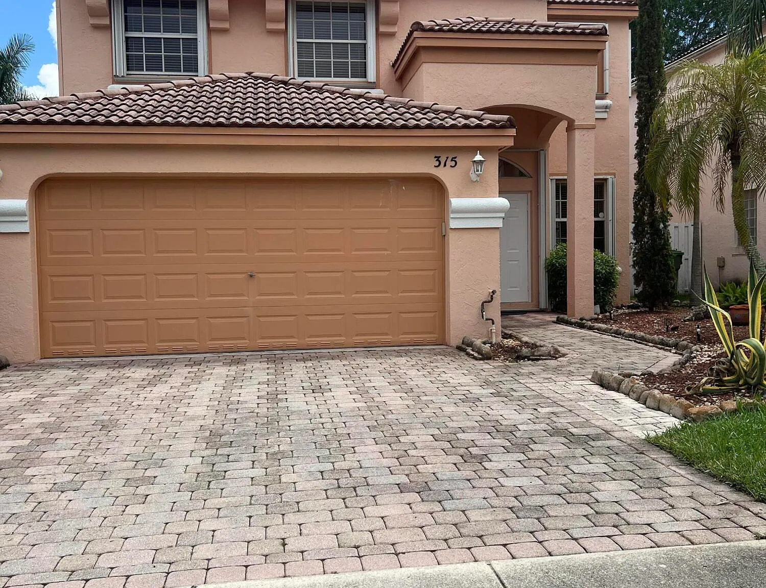 4 bed, 2.5 bath, 2532 sqft, $4,200 — Photo 1