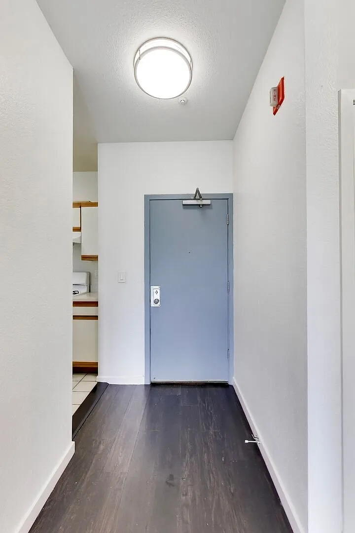 1524 1st Ave — Photo 4