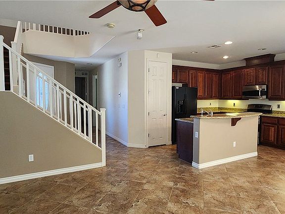 5th image of 933 Ambrosia Dr
