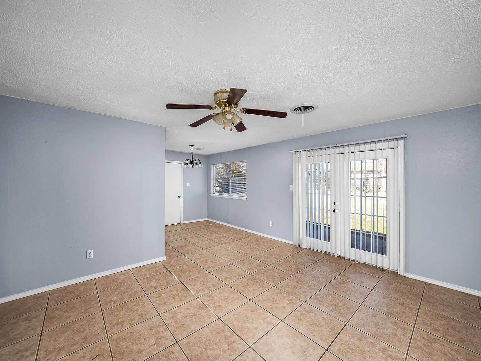 3 bed, 1.5 bath, 1053 sqft, $1,095 — Photo 4
