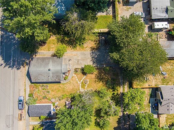 2nd image of 1915 10th St