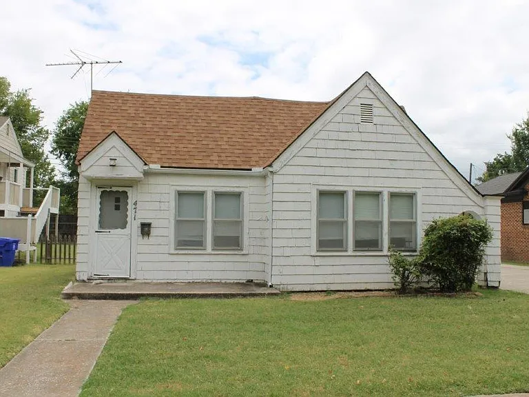 471 Elm Ave — Photo 1