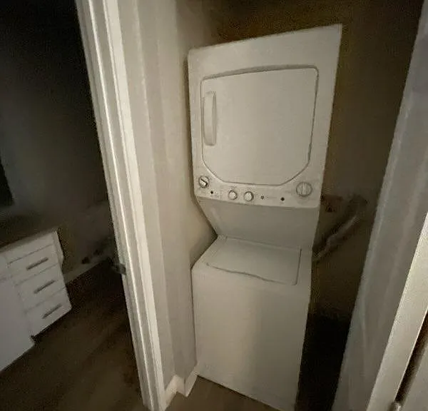 One-Bedroom 650 square feet Washer/Dryer