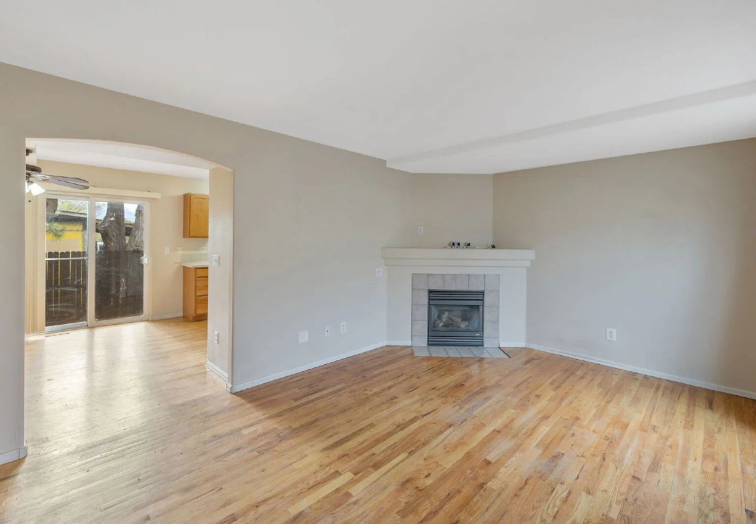 2 bed, 2.0 bath, 988 sqft, $1,650 — Photo 2