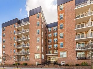 210 E Broadway APT 4L, Long Beach, NY 11561