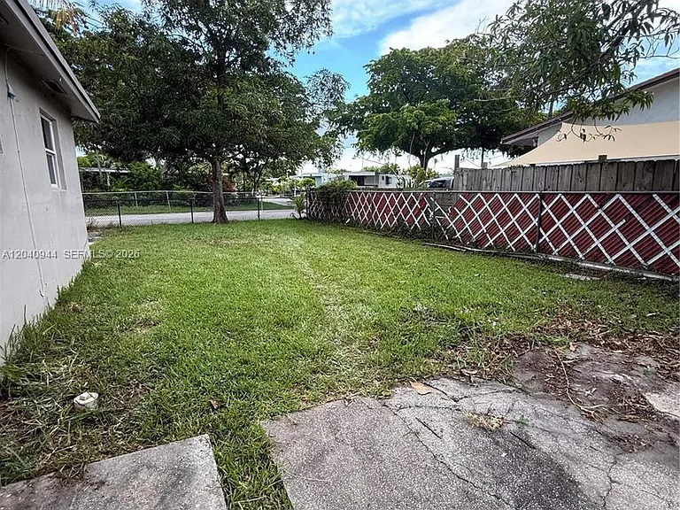 300 SW 9th Ave #A — Photo 7