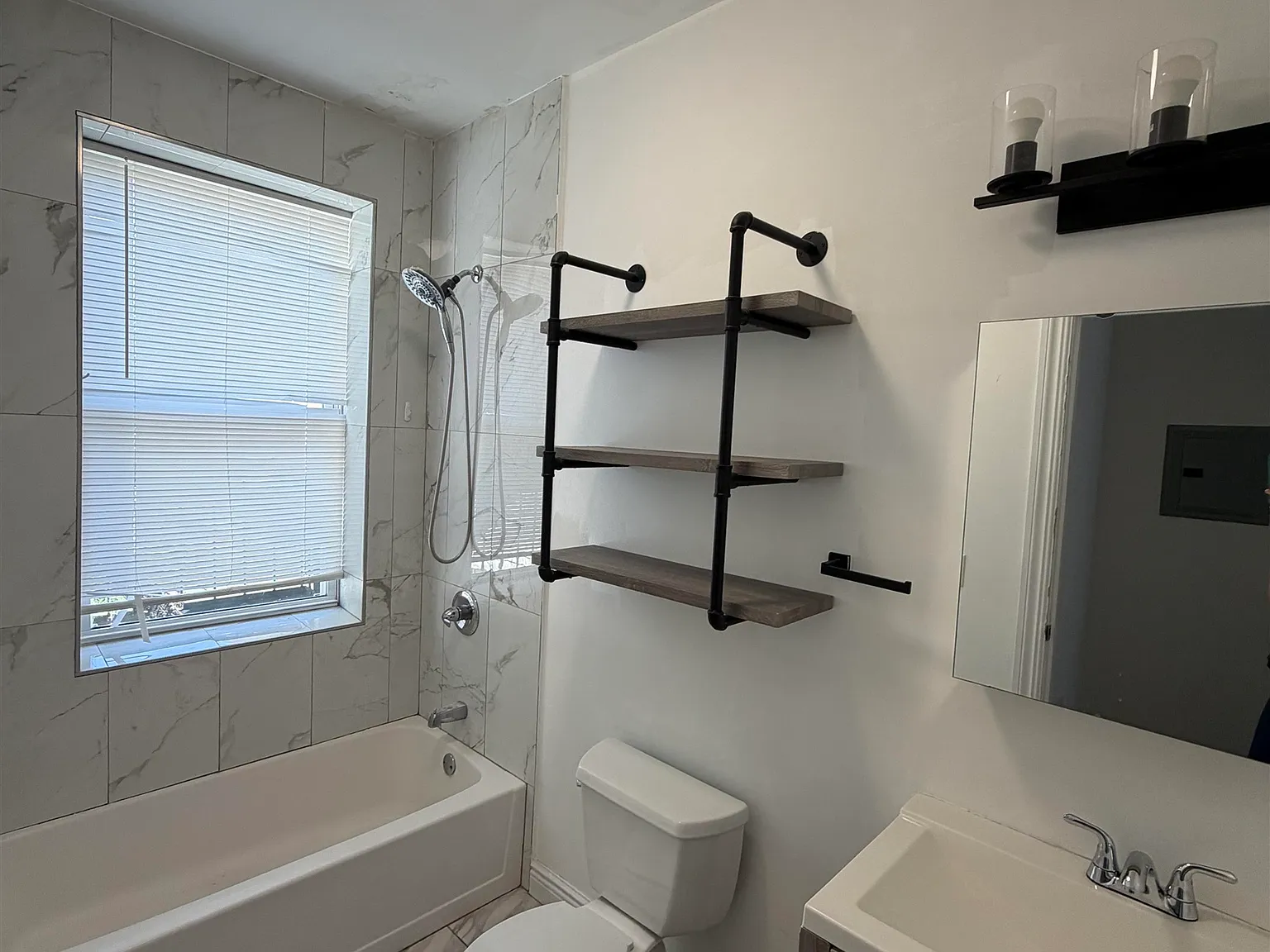 1 bed, 1.0 bath, $2,200 — Photo 4