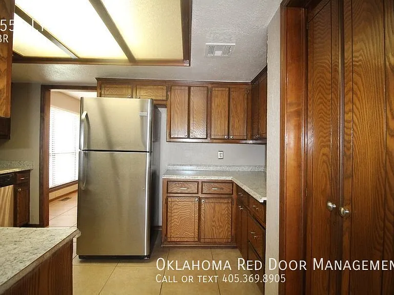 2554 Lynn Ln — Photo 2