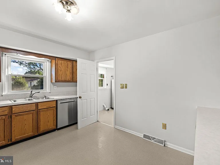 308 Butternut Dr — Photo 6