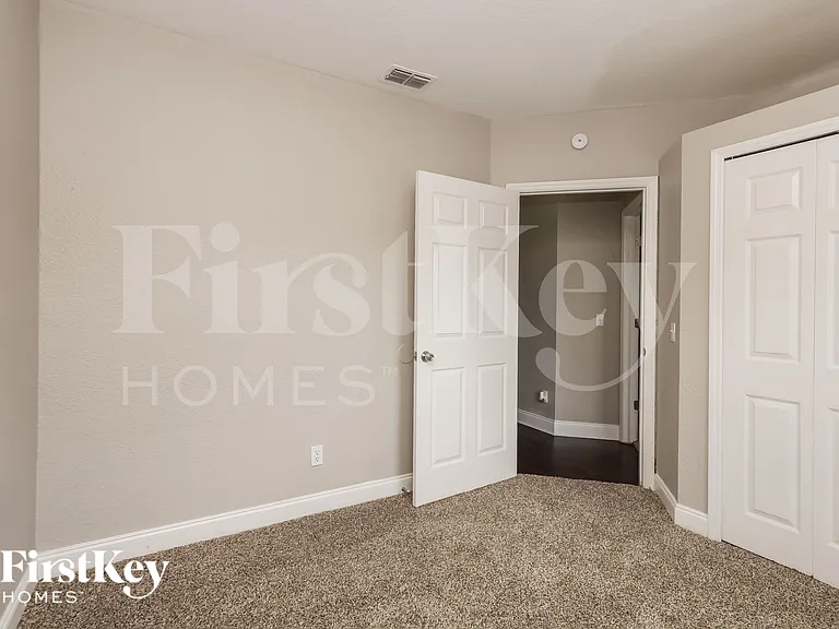 1553 S Cranberry Blvd — Photo 13
