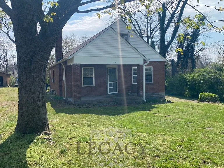 1606 E Sharpe Ave — Photo 2