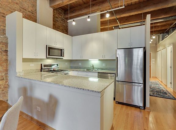 4th image of 300 W Grand Ave APT 305