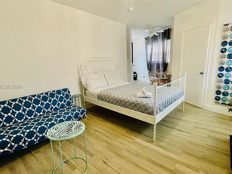 109 SE 9th St #6 — Photo 6