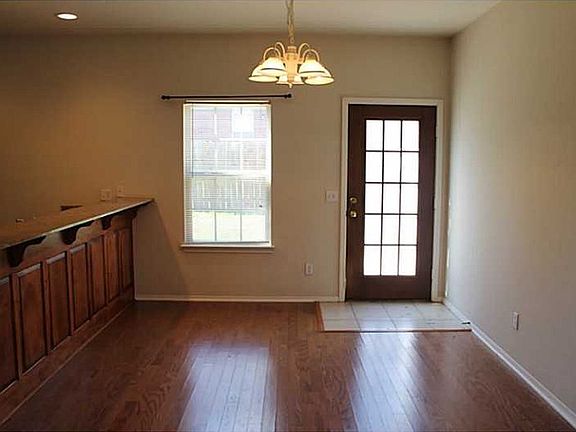 4th image of 3007 SW Amberwood Ave #2