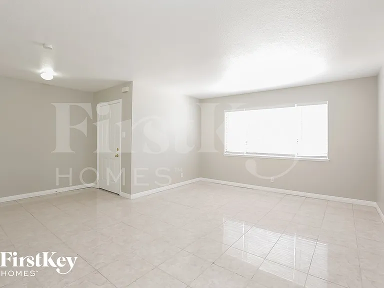 825 Antigua St — Photo 4