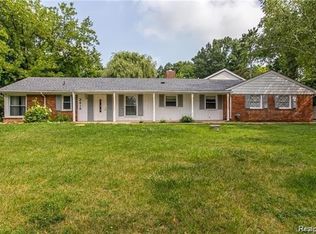2415 E Hammond Lake Dr, Bloomfield Hills, MI 48302