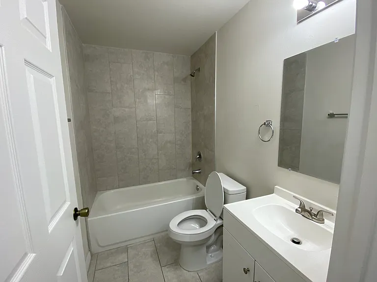 1020 SE 12th Ter — Photo 11