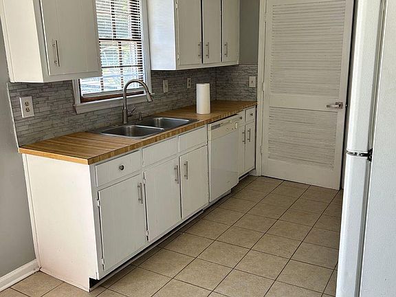 4th image of 472 Lexington Dr