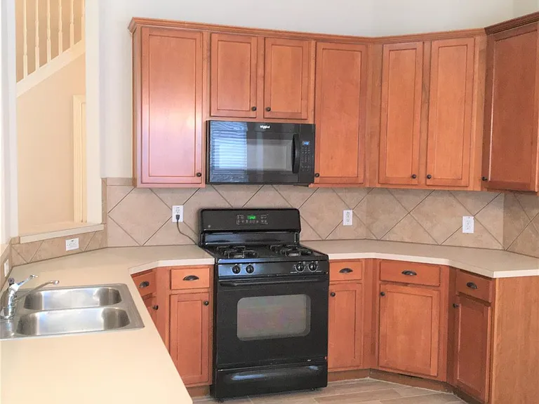 2214 Valley View Xing — Photo 10