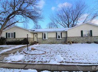 2704 N Woodhaven Dr, Peoria, IL 61604