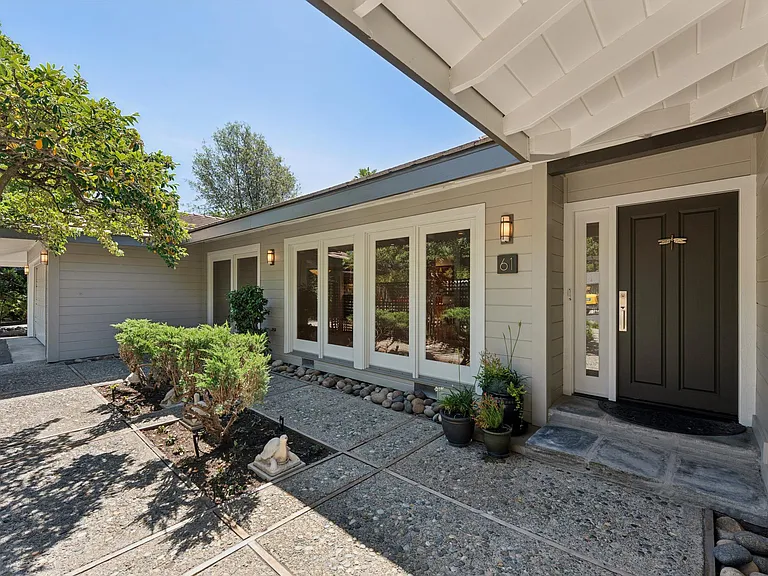61 Bradley Ave — Photo 3