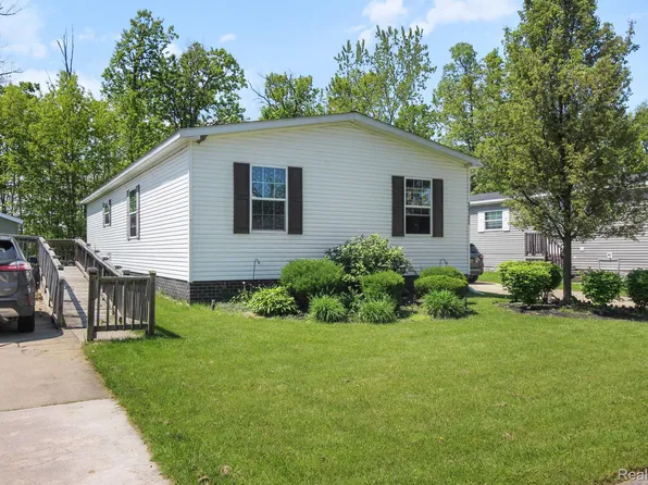 29878 Meadow Ln, Gibraltar, MI 48173