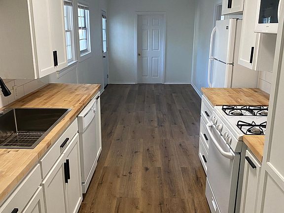 Brand New Flooring, cabinets and countertops!