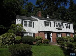 27 Old Pascack Rd, Woodcliff Lake, NJ 07677