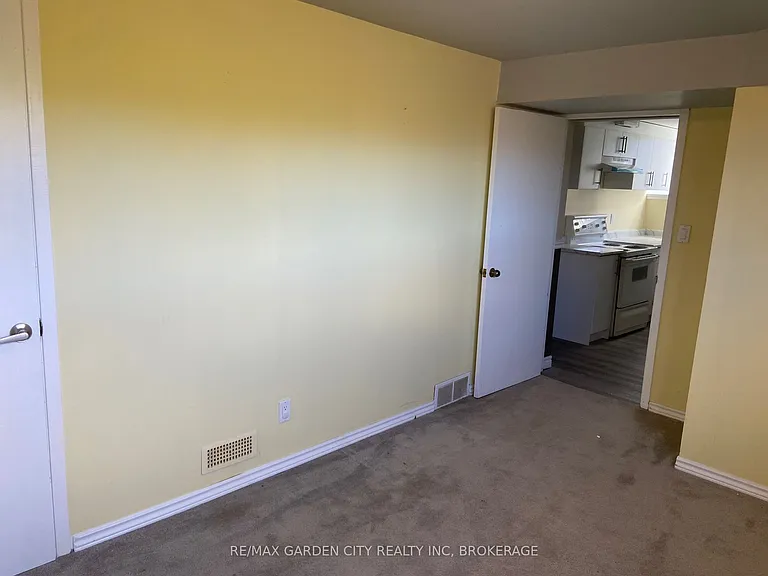 9 Stonegate Dr #LOWER — Photo 10