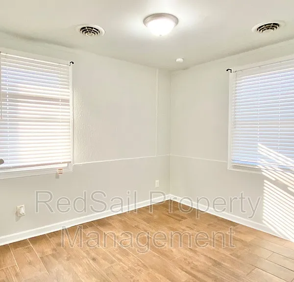 323 Roane Dr — Photo 12