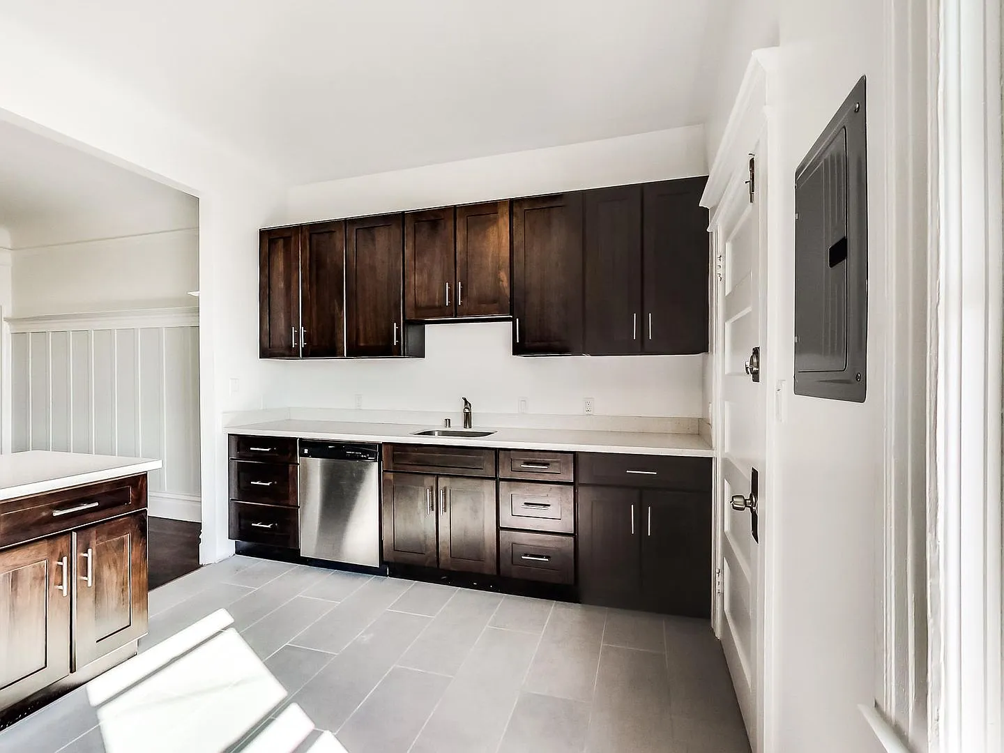 Bright, beautifully renovated, top floor 2BD/1BA with stainless steel appliances! — Photo 3