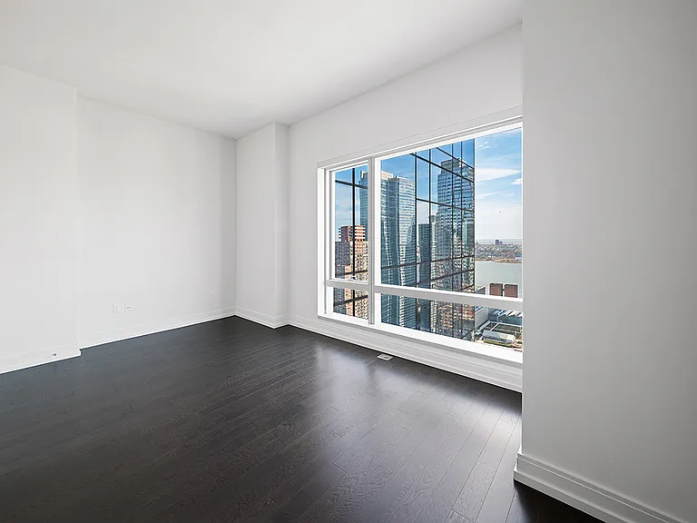 555 10th Ave #32H — Photo 1