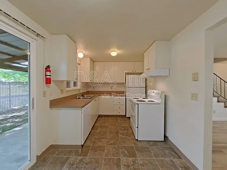108 NE Conifer Blvd #3 — Photo 3