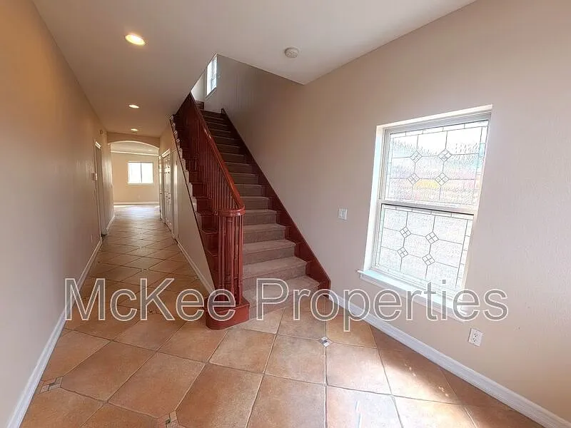 3 bed, 3.0 bath, 2303 sqft, $4,200 — Photo 3