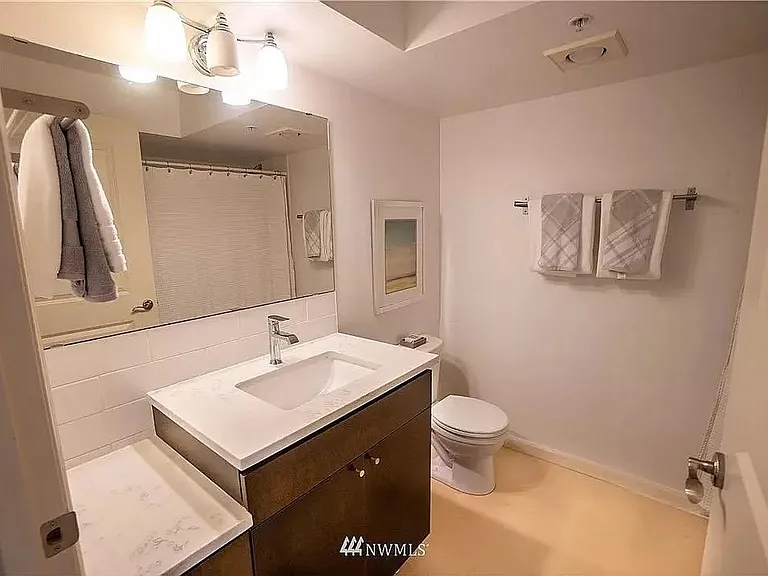 124 Bellevue Ave E #202 — Photo 8
