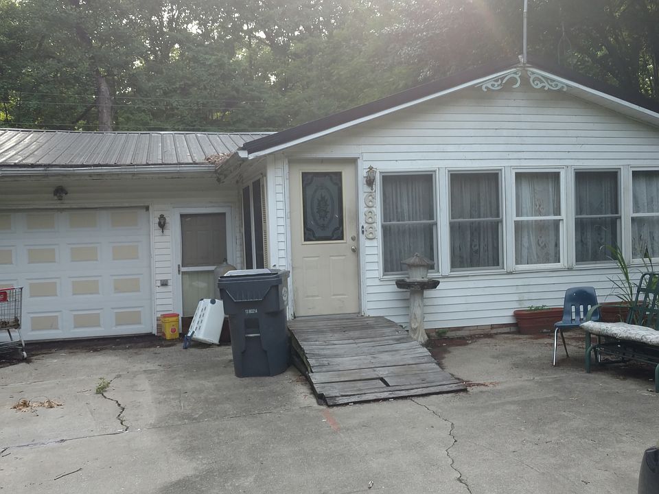 1st image of 688 Greenbriar Cir E