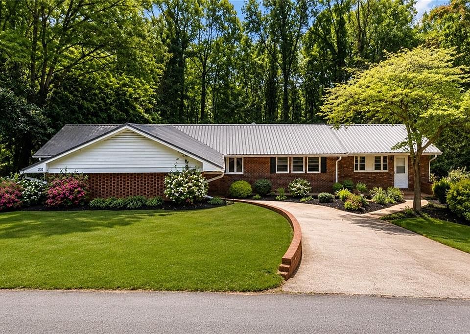 1st image of 231 Honeysuckle Dr